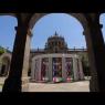 Imagen previa del video sobre Daniel Buren - De un patio a otro: laberinto