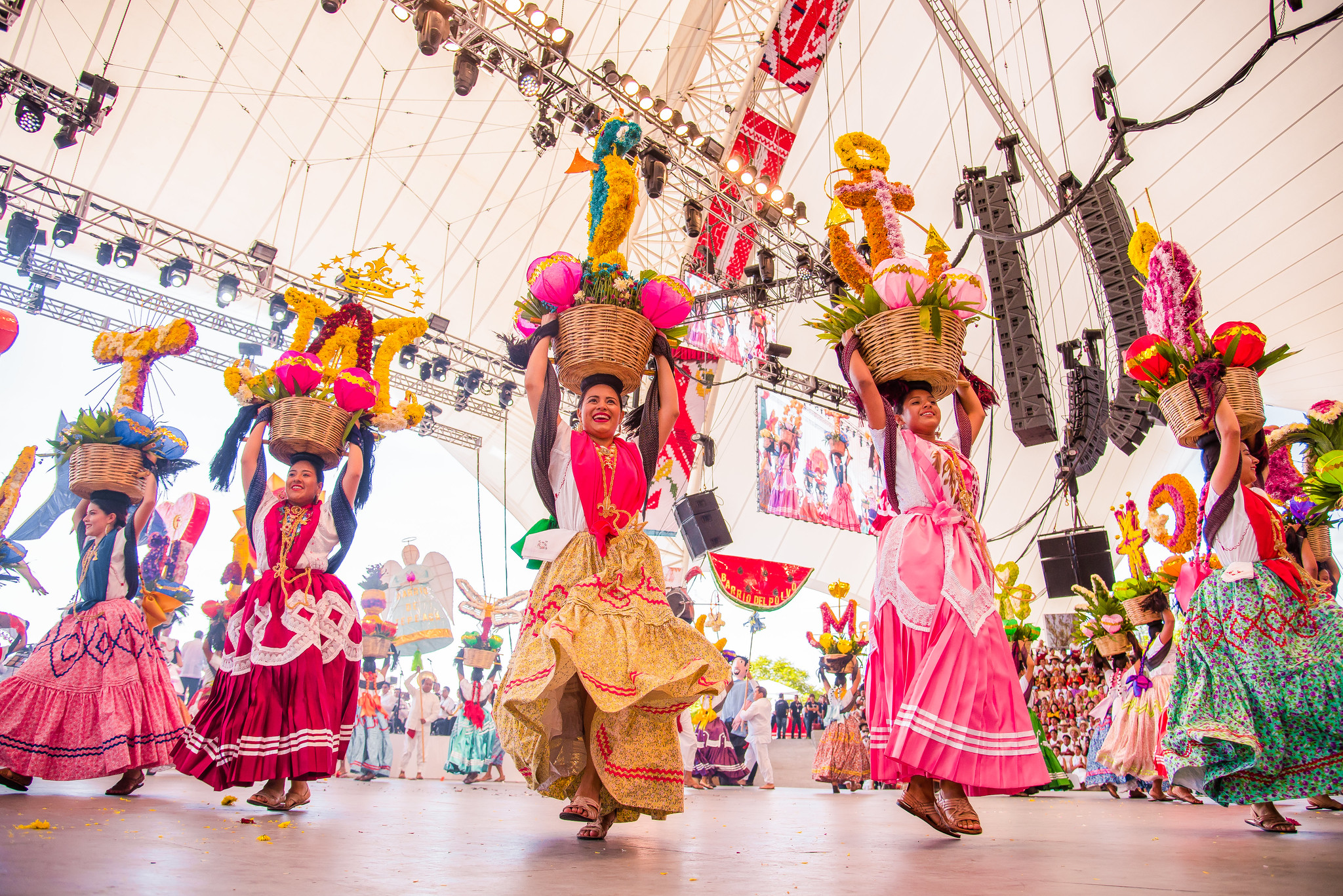 La mexico. Guelaguetza. Мексика колорит. Яркая Мексика. Праздник Гелагеца в Мексике кукурузы.