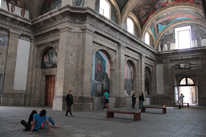 Foto del Instituto Cultural Cabañas, interior con los murales de Orozco