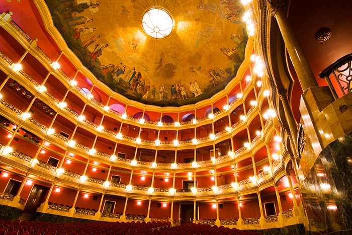 Foto del interior del Teatro Degollado, se muestran en la parte superior un mural pintado.