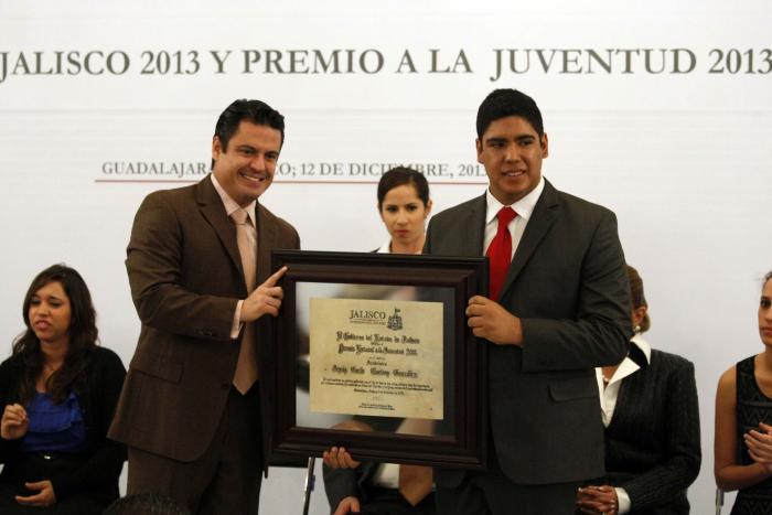 Entrega Gobernador premios Jalisco y Estatal de la Juventud