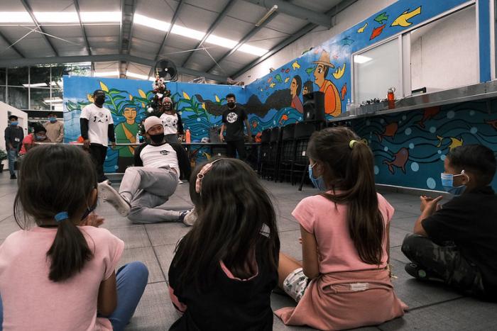 Realizan actividades de danza con jóvenes migrantes del centro FM4 Paso Libre 