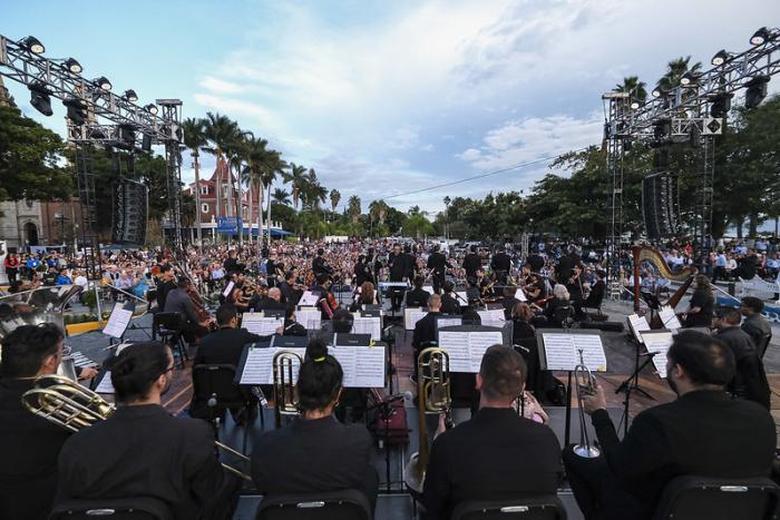 Brindan concierto en Malecón de Chapala la Orquesta Filarmónica de Jalisco y el Mariachi Nuevo Tecalitlán