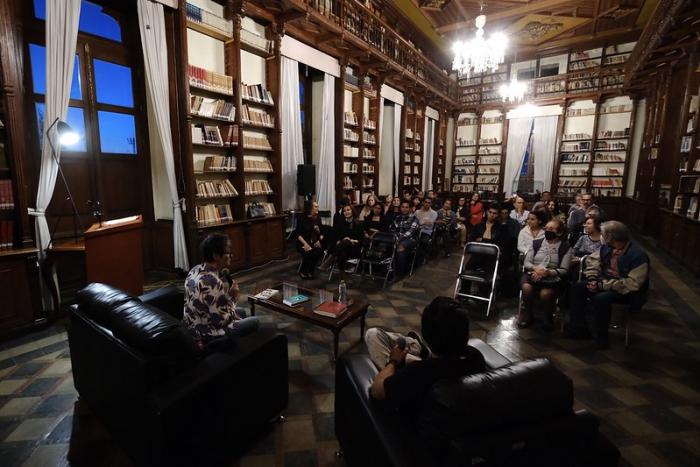 El Salón Rojo presenta un cruce de voces con poesía, dramaturgia y música