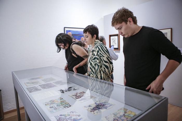 Más de 50 artistas se encuentran en la exposición “Convertirse en uno mismo”
