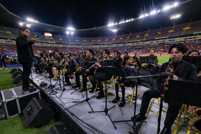 Niñas y niños de ECOS Santa Paula se presentan en el Estadio Jalisco