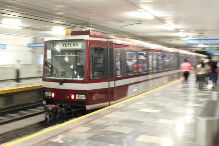 Sorprende “Don Alejo” a los usuarios del Tren Ligero