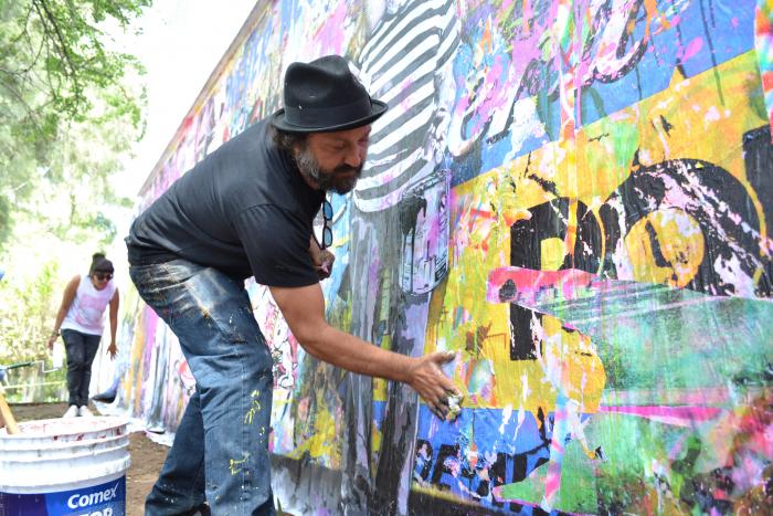 Realiza el artista urbano Mr. Brainwash un mural que donó a Jalisco